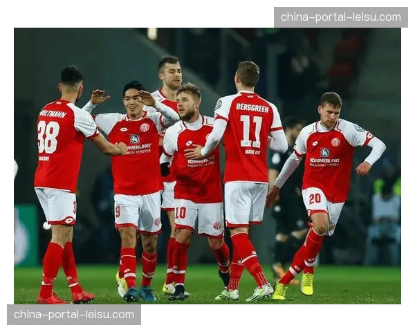 瞬间：布伦特福德门将拉亚扑出点球后，迅速手抛球发动进攻并形成射门